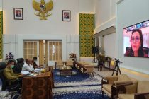 Gubernur Sumatera Utara didampingi wakil Gubernur Sumatera Utara mengikuti Video Confrence dengan Menteri Dalam Negeri, Menteri Keuangan, Menteri Sosial, Menteri Kesehatan dan Kepala BNPB, pada tanggal 17 April 2020